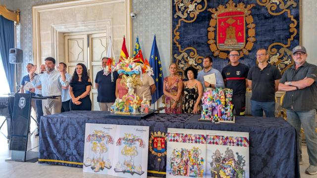 El alcalde Luis Barcala, izquierda, junto al jurado en la presentación de los proyectos ganadores.