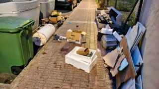 Restos de una reforma en la calle en Oleiros (A Coruña).