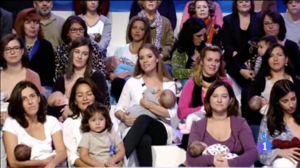 Cristina Lasvignes estrenó 'Esto es vida' dándole el pecho a su bebé recién nacido.