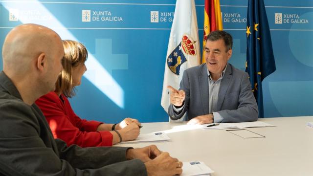 Reunión entre el conselleiro de Educación, Ciencia, Universidades e FP, Román Rodríguez, la vicerrectora de Titulacións e Internacionalización da Universidade de Santiago de Compostela, Mª José López, y el decano de la Facultade de Matemáticas, Alberto Cabada.