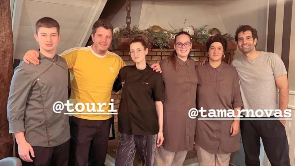 Parte del equipo de A Artesa da Moza Crecha con Touriñán y Tamar Novas