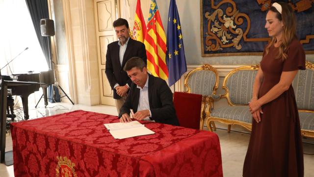 Luis Barcala, Carlos Mazón y Laura  Ortiz en la firma del acuerdo este viernes.