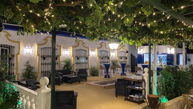 Terraza de El Mesón Cuevas del Vino