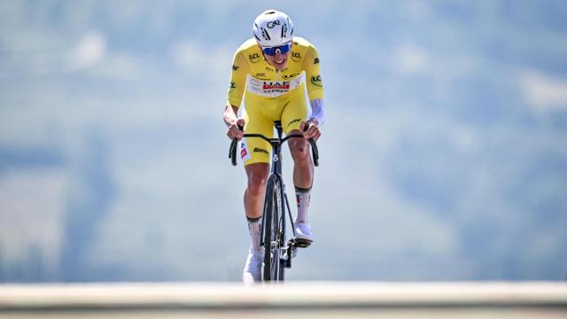 Tadej Pogačar cruza la meta como ganador de la 13ª etapa del Tour.
