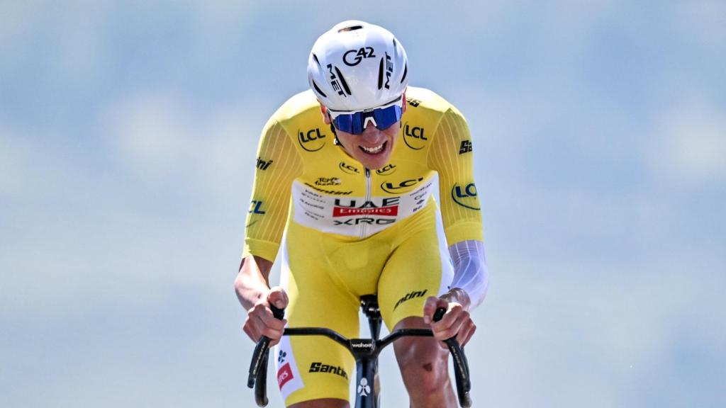 Tadej Pogačar cruza la meta como ganador de la 13ª etapa del Tour.