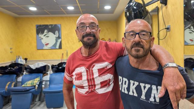 Fran Navarro y Juan Pérez, en su peluquería este julio.