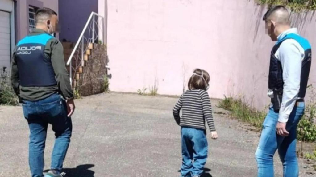 Uno de los menores, al ser liberado del chalé de Oviedo por la Policía Local y visitar el jardín por primera vez en cuatro años.