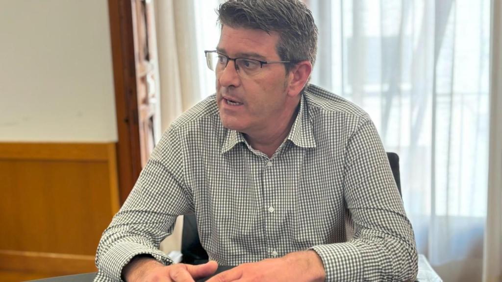 Jorge Rodríguez, en su despacho de Ontinyent. EE