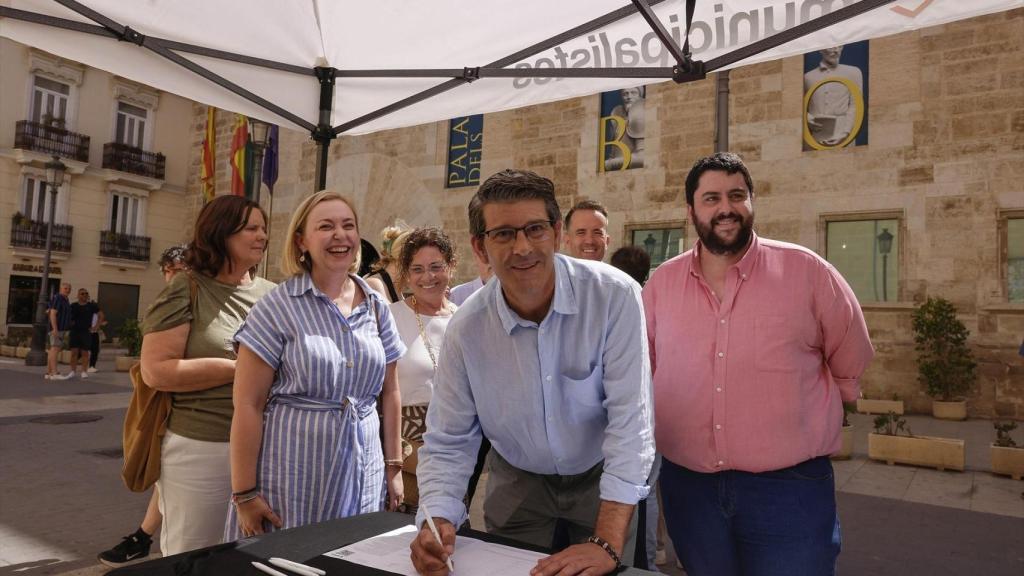 Rodríguez, junto a otros miembros de Unión Municipalista, inician la recogida de firmas para rebajar la barrera electoral. Rober Solsona / EP