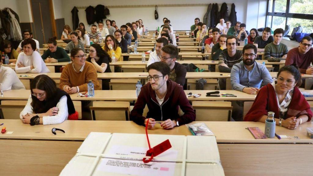 Estudiantes MIR en una academia. Imagen de archivo.