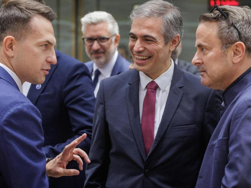 El secretario de Estado para la UE, Fernando Sampedro, junto con sus homólogos de Polonia, Adam Szlapka, y de Luxemburgo, Xavier Bettel, que mantienen reservas a la oficialidad del catalán