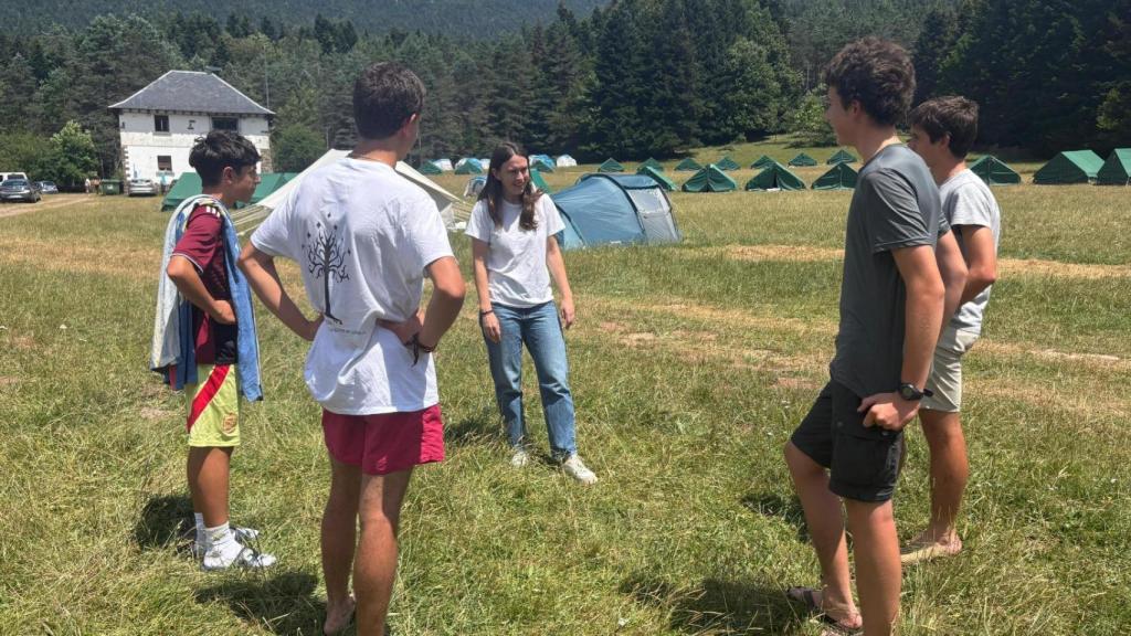 Visita de la gerente del IAJ a los campistas que han tenido que ser rescatado