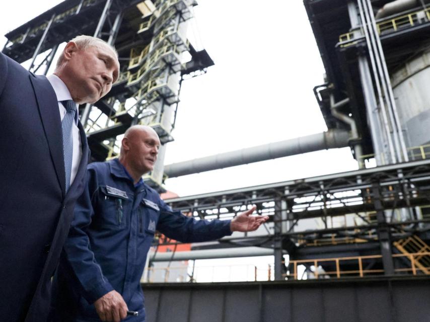 El autócrata ruso Vladimir Putin visita la fábrica de hierro y acero de Magnitogorsk.