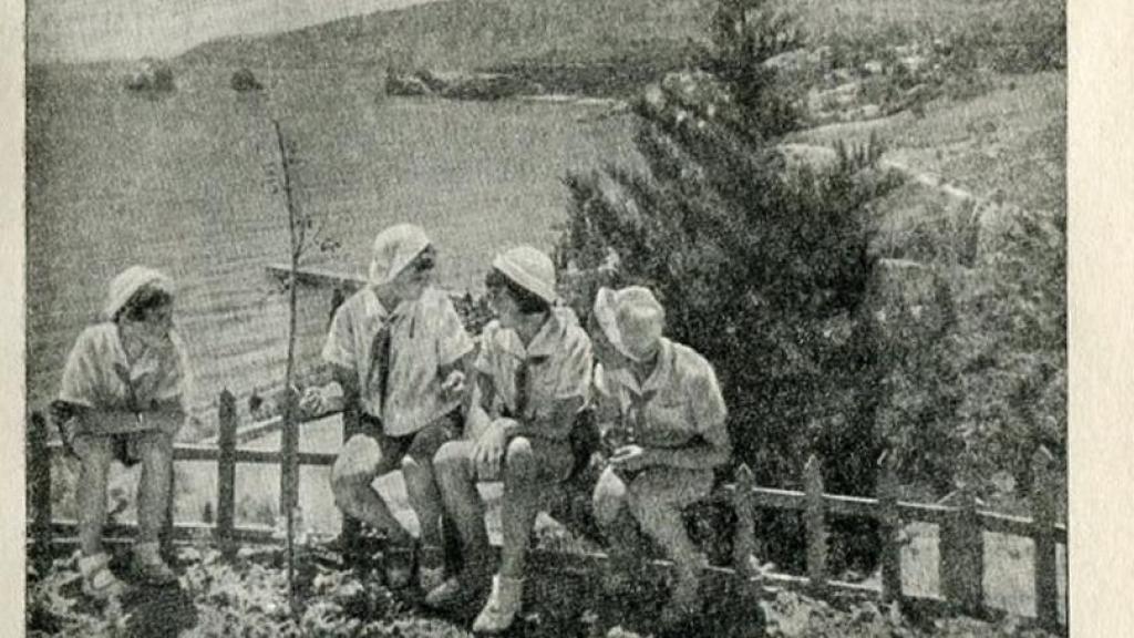 Niños españoles de la guerra, en Artek, tras ser recibidos en Yalta por la Pasionaria, en 1937.