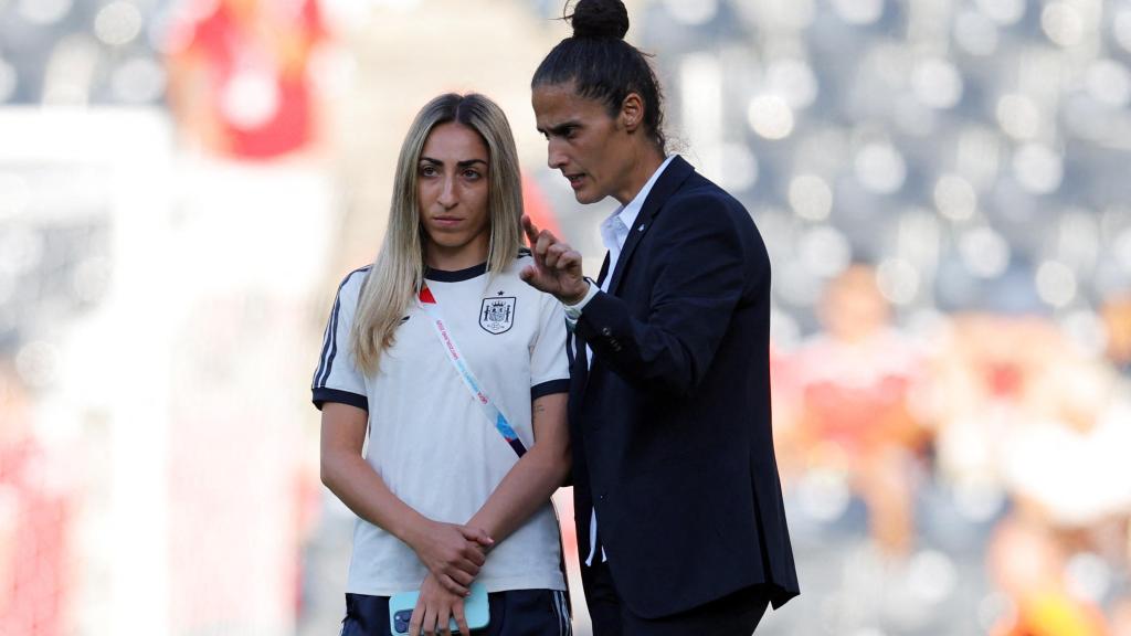 Olga Carmona (i), junto a la seleccionadora Montse Tomé (d)