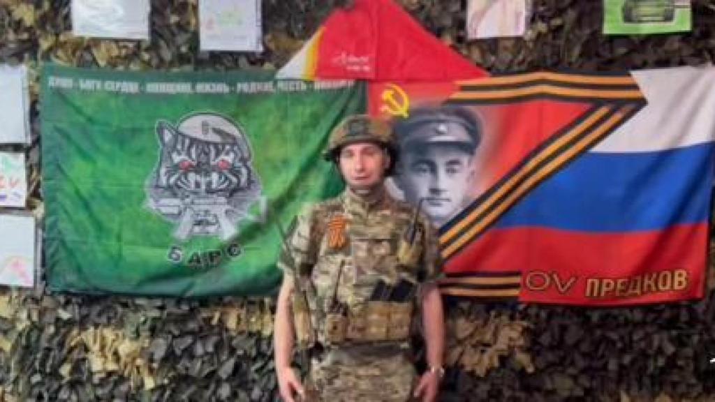 Un fragmento de un vídeo en el que un soldado ruso envía saludos a los niños de Artek.