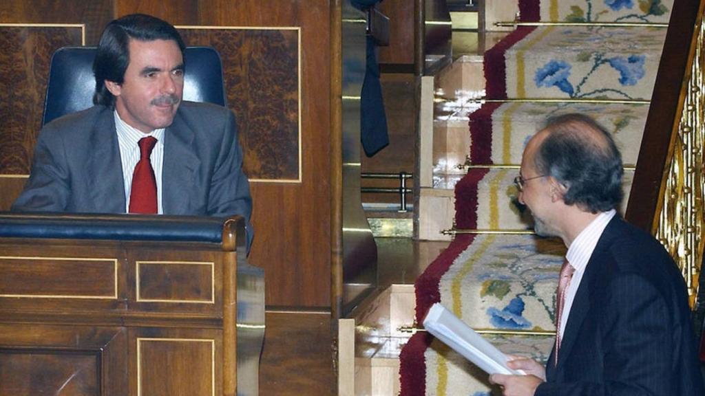 José María Aznar y Cristóbal Montoro en el Congreso cuando ambos eran presidente del Gobierno y ministro de Hacienda respectivamente.