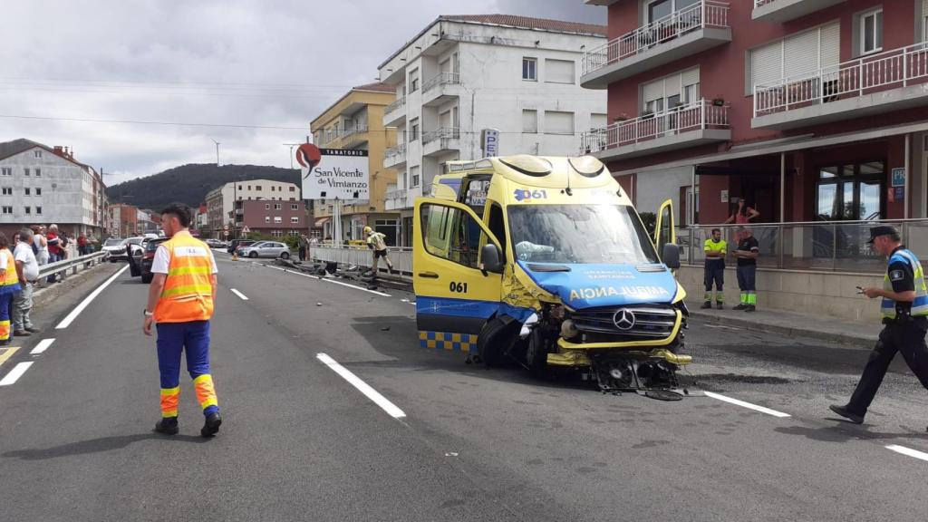 Un aparatoso accidente entre una ambulancia y un coche en Vimianzo (A Coruña) moviliza a los bomberos