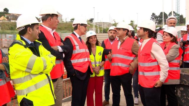 El presidente de la Generalitat, Salvador Illa, visita una parcela en el barrio de Xuxán (A Coruña), acompañado de la alcaldesa, Inés Rey