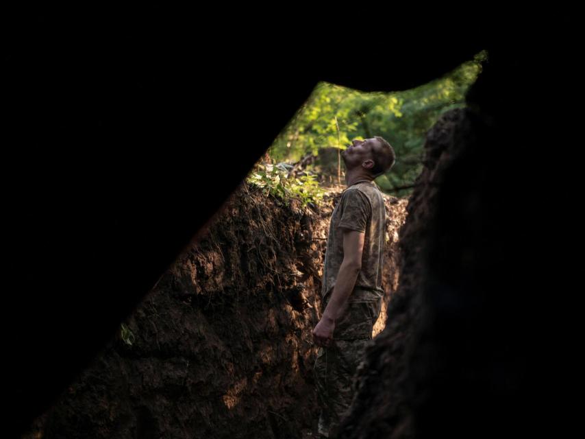 Un militar ucraniano observa los drones de combate rusos en una posición en la línea del frente cerca de la ciudad de Kostiantynivka.