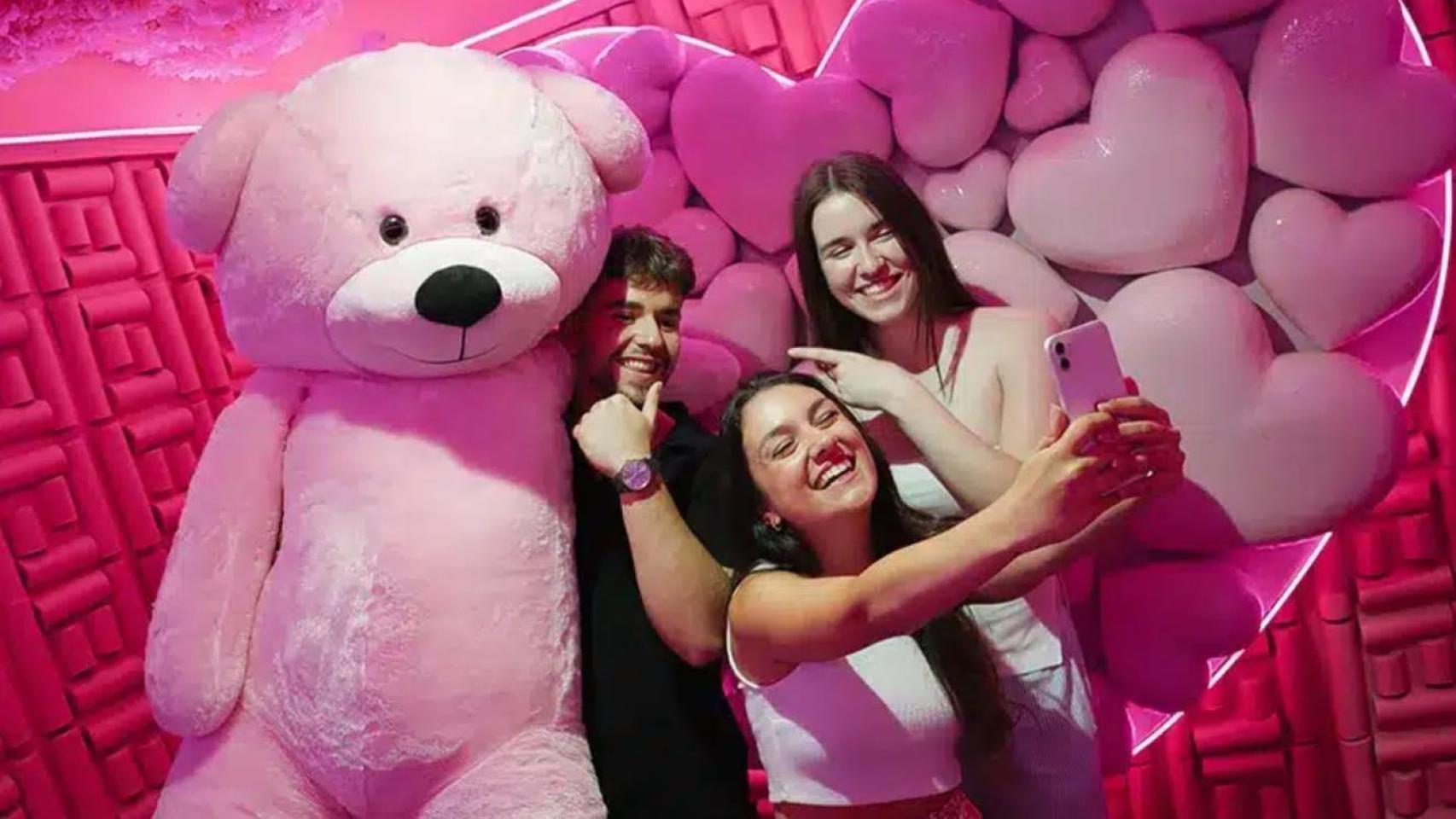 Visitantes en Aura Museum.