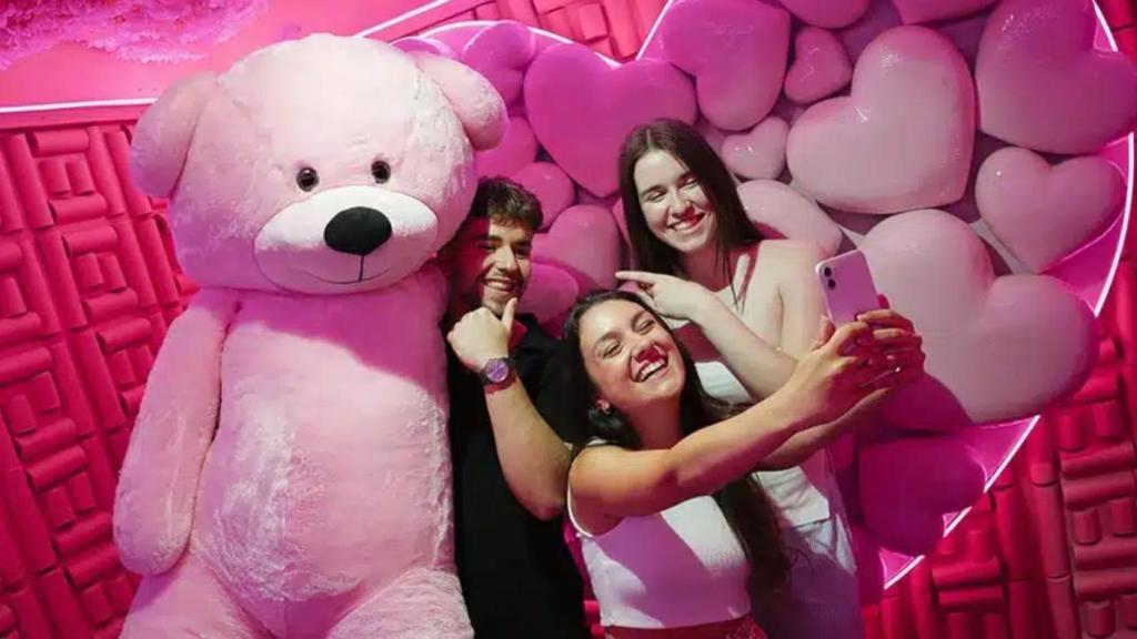 Visitantes en Aura Museum.