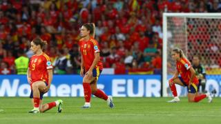 Las jugadores de España se arrodillan antes de comenzar los cuartos de final ante Suiza en la Eurocopa 2025