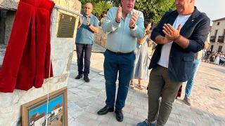 El presidente de la Diputación, Miguel Ángel de Vicente (d), durante la presentación de la plaza mayor de Torreiglesias