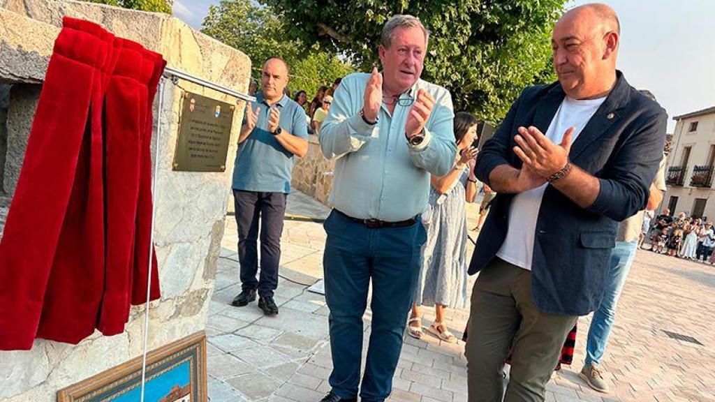 El presidente de la Diputación, Miguel Ángel de Vicente (d), durante la presentación de la plaza mayor de Torreiglesias