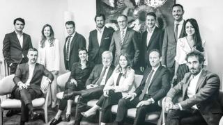 El exministro José Blanco, rodeado de los principales miembros del equipo de dirección y el consejo asesor de la consultora Acento.