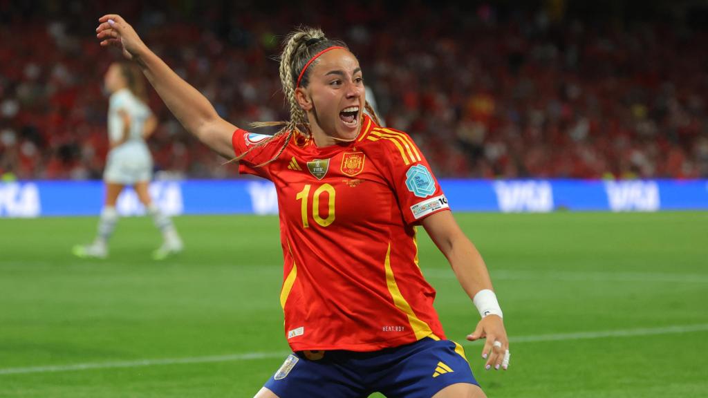 Claudia Pina celebra con Alexia Putellas el segundo gol de España a Suiza en la Eurocopa femenina 2025