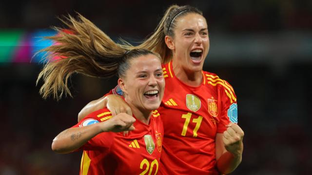 Claudia Pina y Alexia celebran el segundo gol de España.