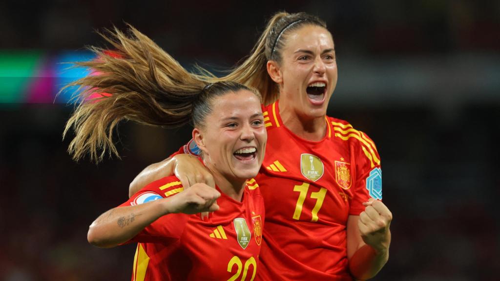 Claudia Pina y Alexia celebran el segundo gol de España.