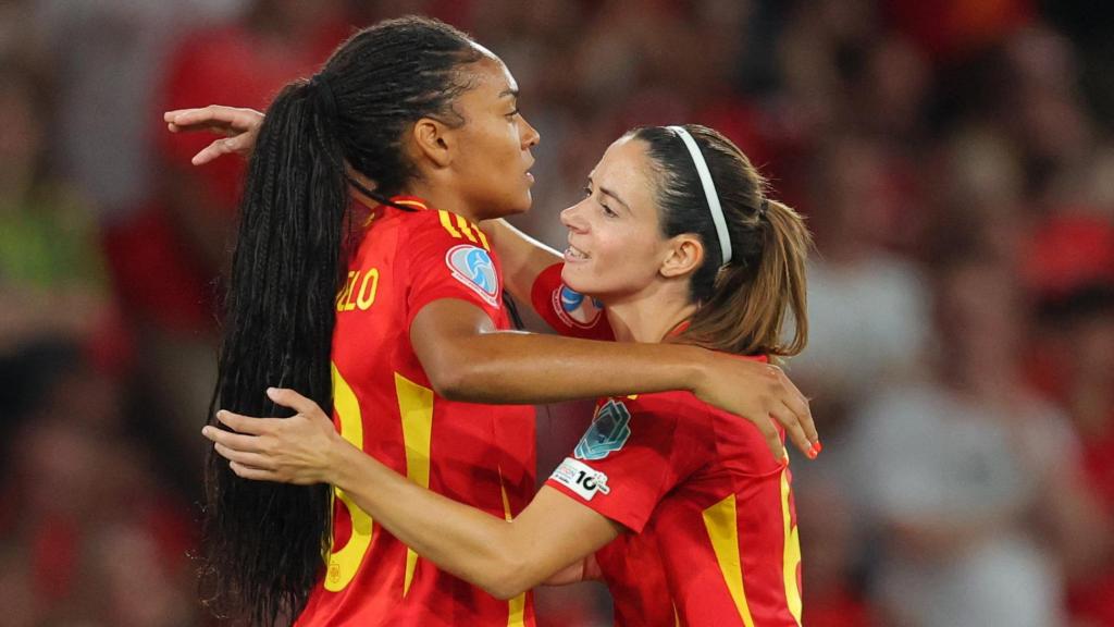 Salma y Aitana se abrazan al finalizar el encuentro.