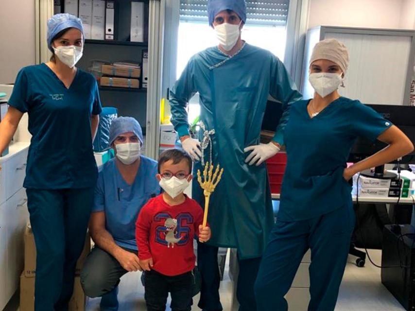 El doctor Josep María de Bergua junto con un niño con acondroplasia.