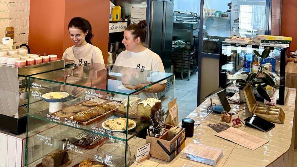 Agus y Lali tras el mostrador de Beik Beik.