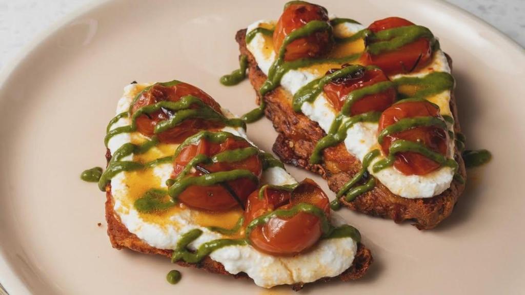 Grilled cheese scone con ricotta, tomates cherry y pesto.