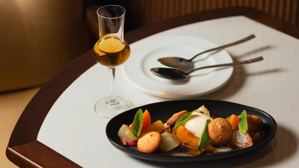 Platos a compartir, también en el postre, y vinos.