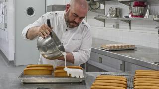 La elaboración del mantecado de Avilés, desde su nuevo hogar.