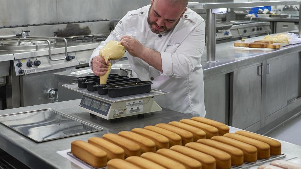 Alejandro Montes elaborando Mantecados de Avilés.