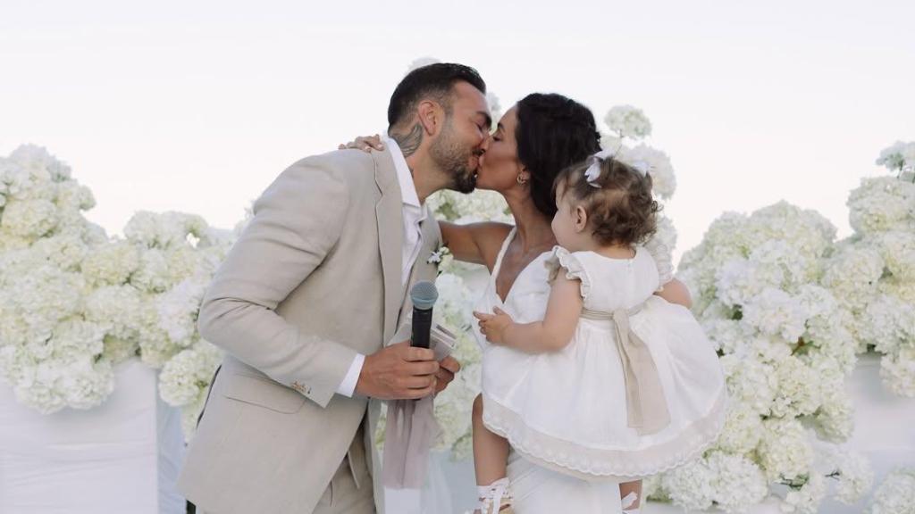 Noelia López y Roberto Jiménez ya son marido y mujer: el álbum privado de su boda en Atenas y los detalles de un vestido de novia que no compite con el paisaje