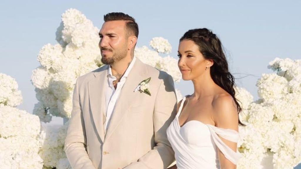 Noelia López y Roberto Jiménez ya son marido y mujer: el álbum privado de su boda en Atenas y los detalles de un vestido de novia que no compite con el paisaje