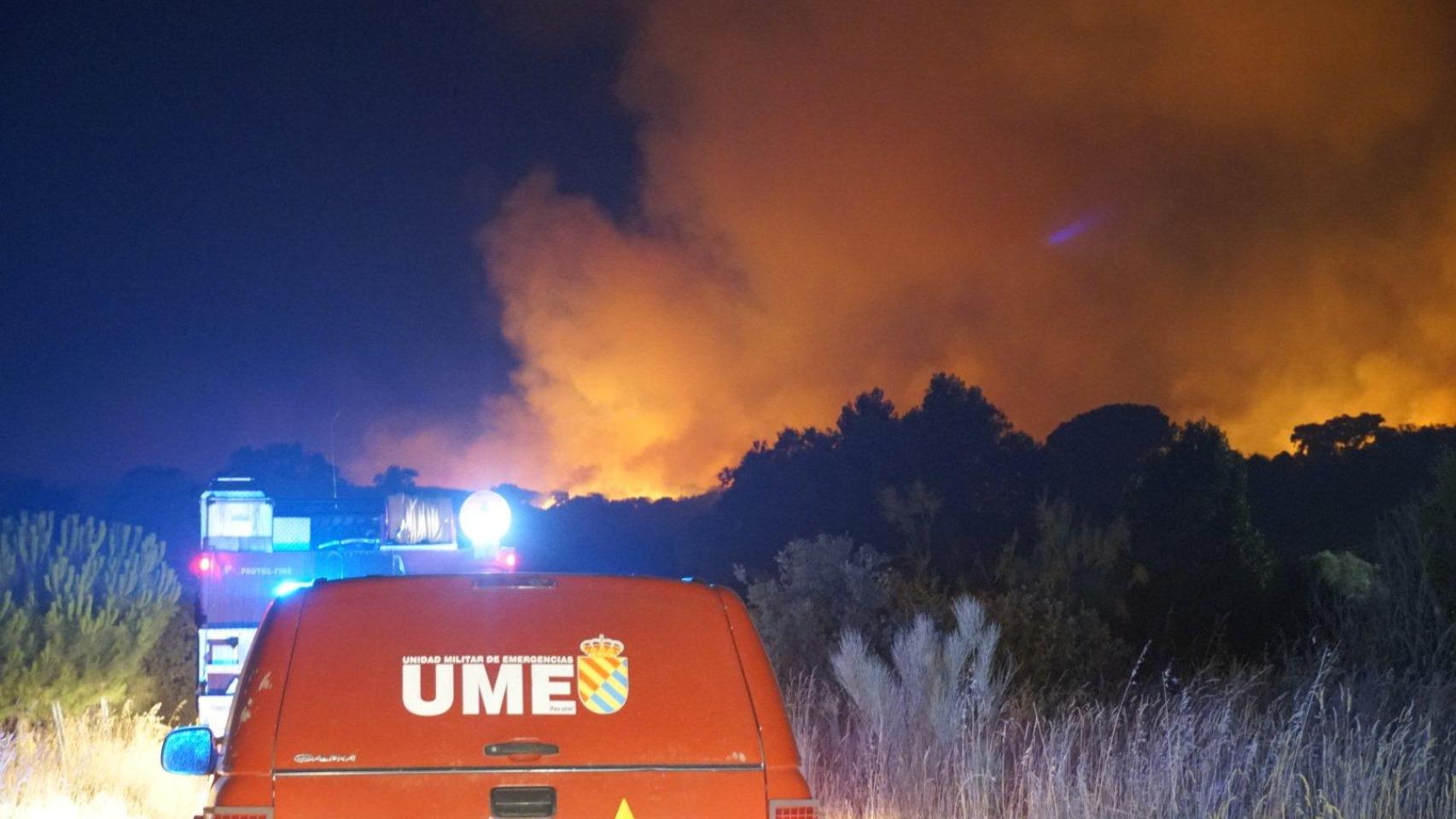 Las impactantes imágenes de una complicada noche para perimetrar el incendio de Méntrida