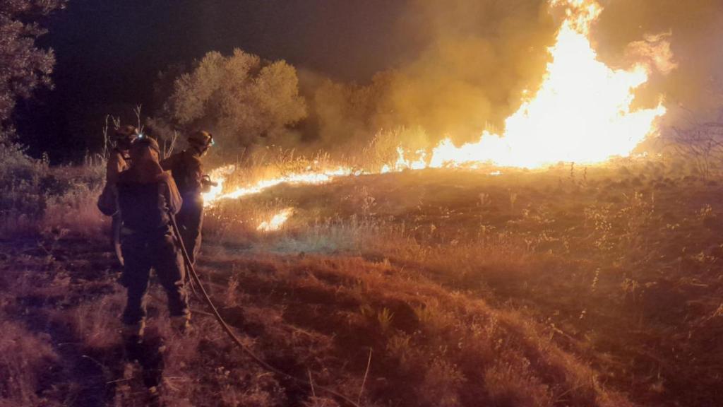Los bomberos forestales de la Comunidad de Madrid en el incendio de Méntrida, en Toledo.