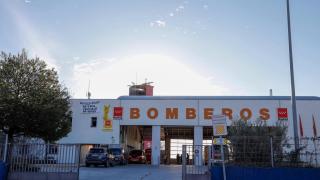 El actual parque de bomberos de Getafe con una lona contra la presidenta de la Comunidad de Madrid, Isabel Díaz Ayuso.