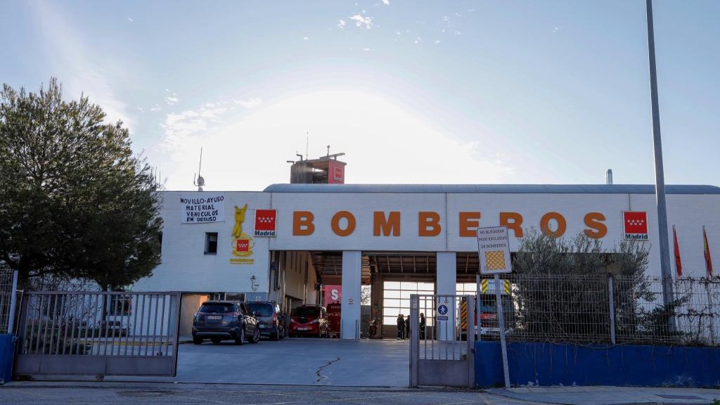 El actual parque de bomberos de Getafe con una lona contra la presidenta de la Comunidad de Madrid, Isabel Díaz Ayuso.