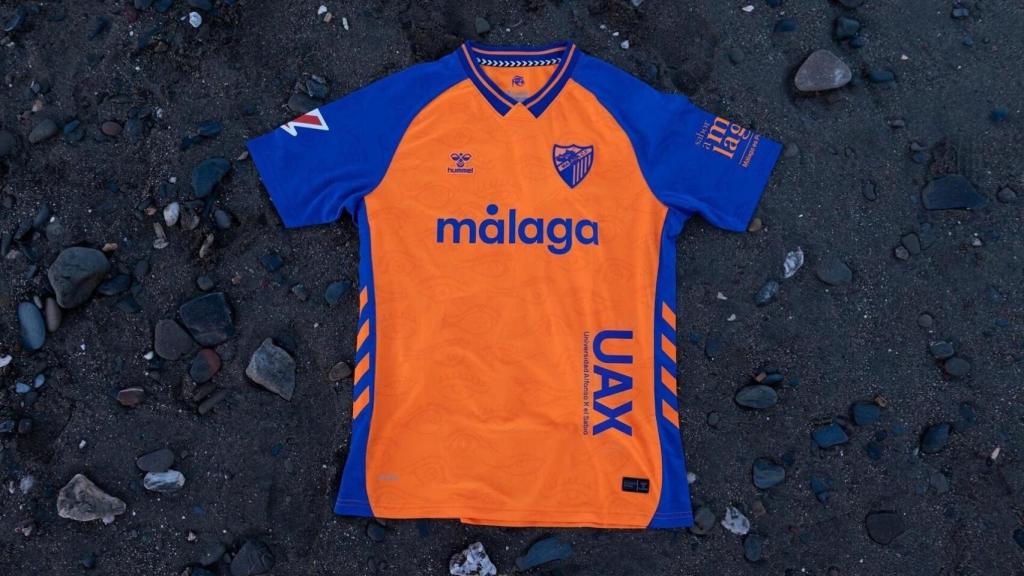 El Málaga CF presenta su tercera equipación: apuesta por el naranja de la luz mediterránea