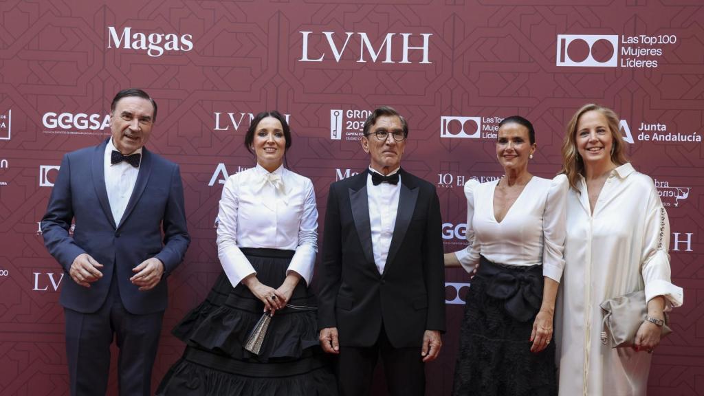 Pedro J. Ramírez, presidente y director de EL ESPAÑOL; Cruz Sánchez de Lara, vicepresidenta ejecutiva de EL ESPAÑOL; Juan Pedro Abeniacar, CEO LOEWE Perfumes y LVMH Beauty Iberia; Carmen Salamero, directora de RRHH de LOEWE Perfumes y de LVMH Beauty Iberia; y Sheila Loewe, presidenta de la Fundación Loewe.