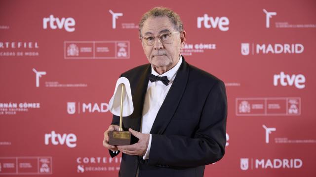 Roberto Verino con el galardón.