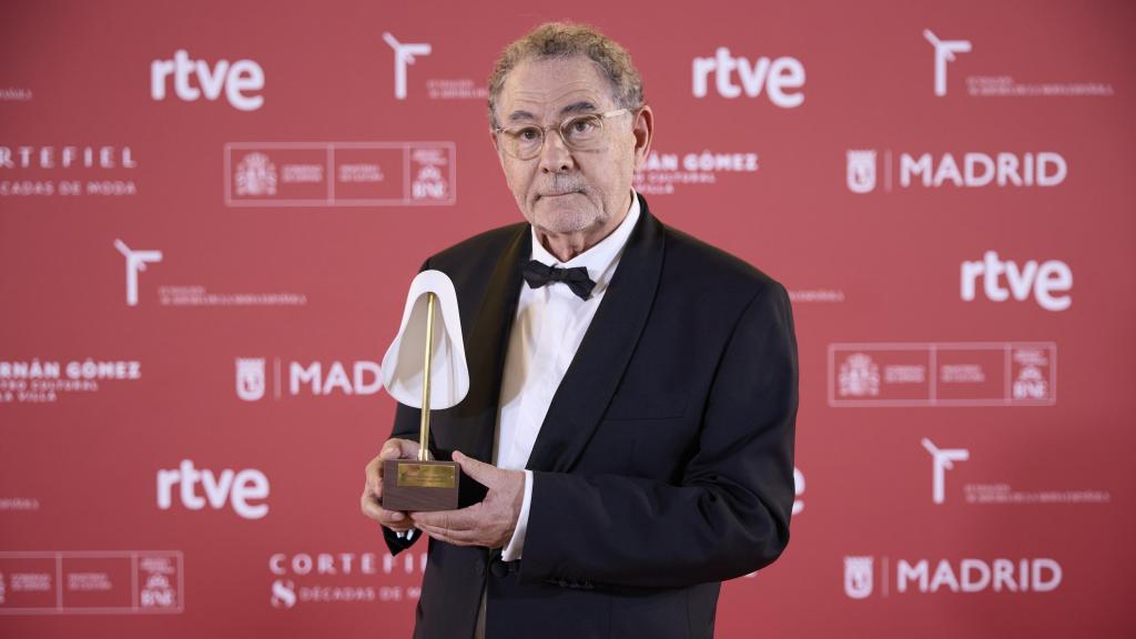 Roberto Verino con el galardón.